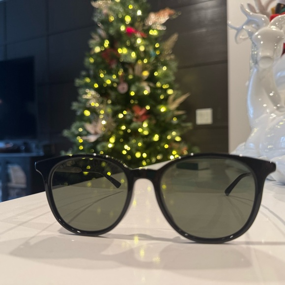 Like New Gucci GG0830SK 001 Sunglasses - Picture 1 of 7